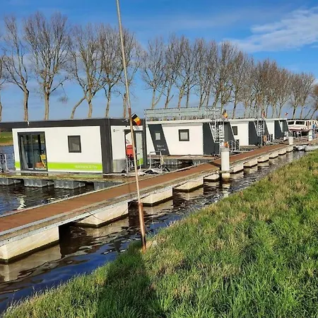 Houseboat Tiny Griffin ספינת מלון