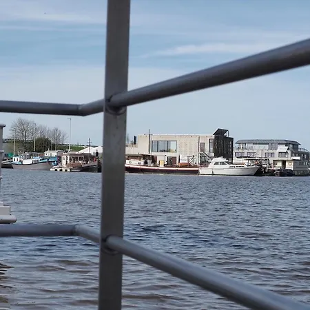 Houseboat Tiny Griffin ספינת מלון ניופורט