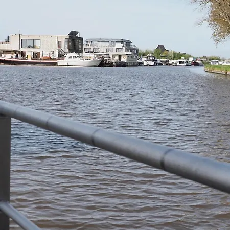 Houseboat Tiny Griffin ניופורט