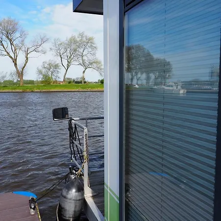 Houseboat Tiny Griffin ספינת מלון